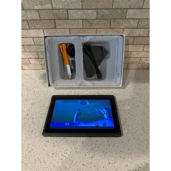 Android 4.4.2, GS705B Model tablet - Picture 2 of 4